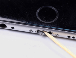 iPhone laadt niet op, vuiligheid in laadpoortje